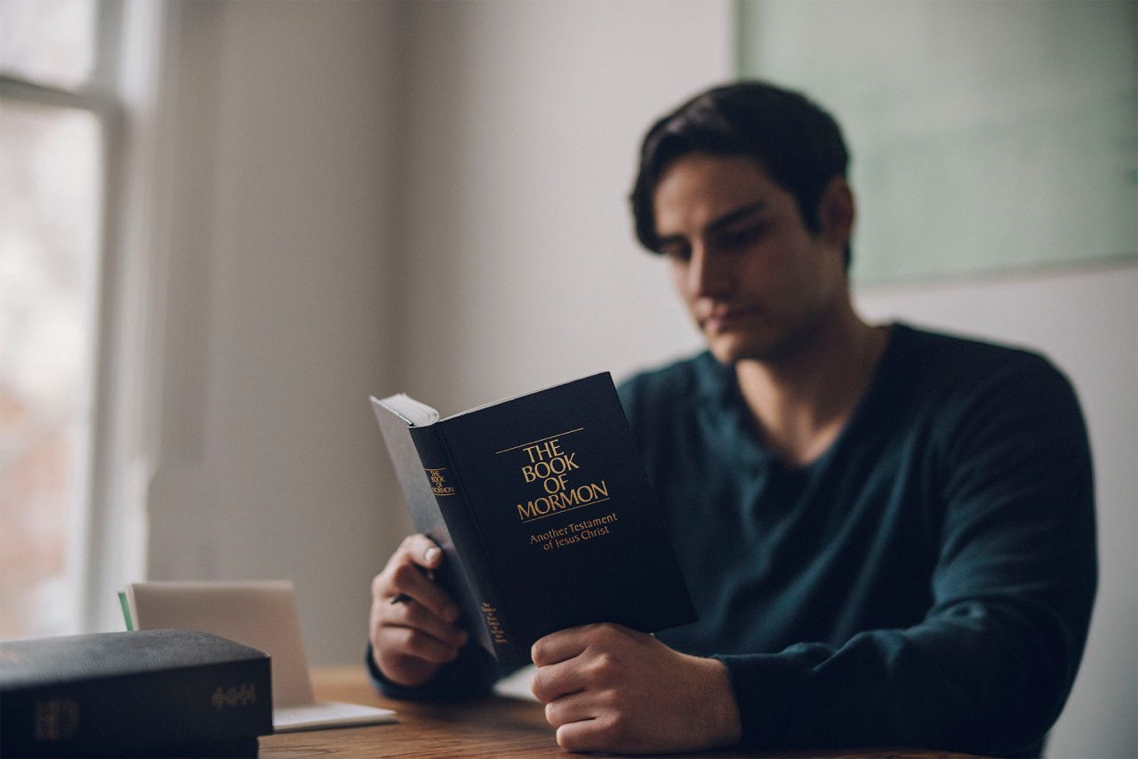 Man som läser Mormons bok
